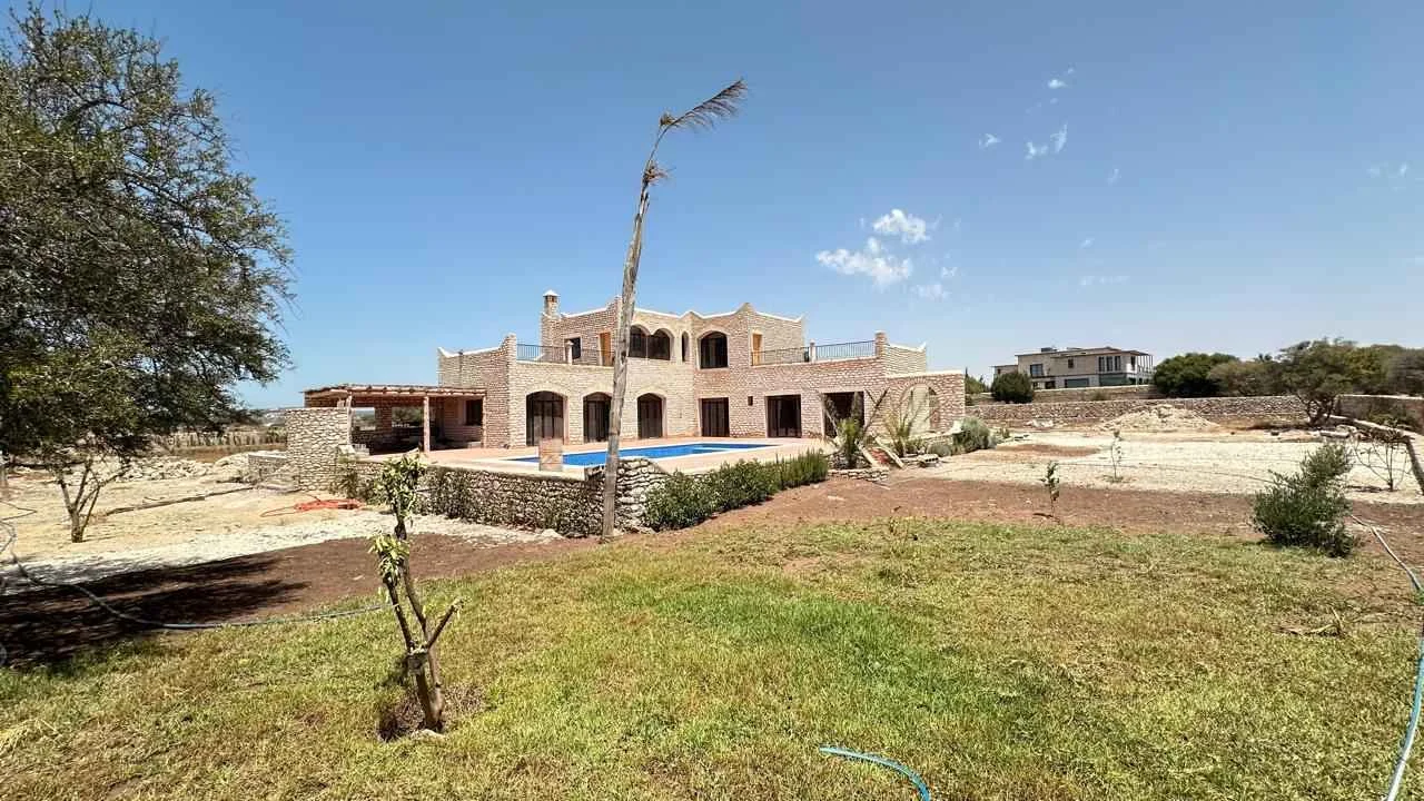 Front view of villa with garden in Essaouira