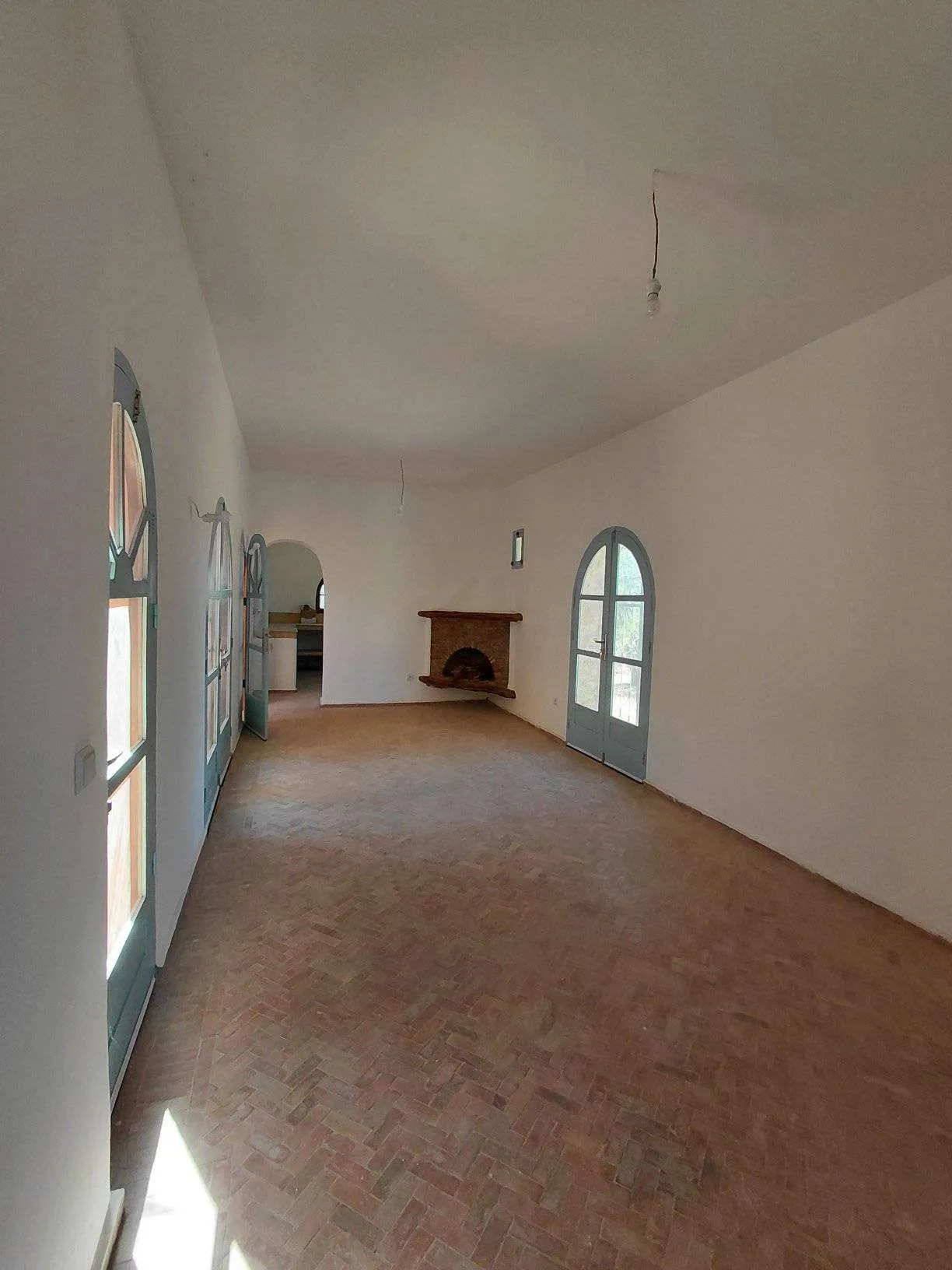 Spacious living room with fireplace