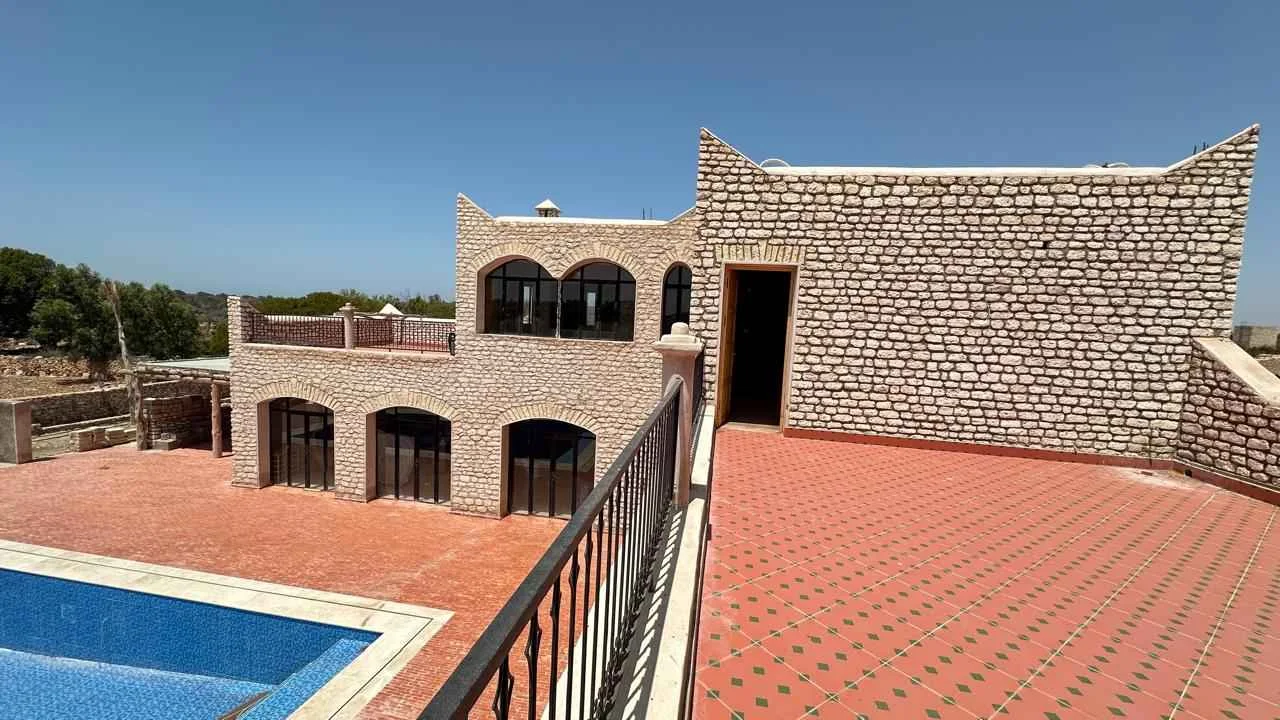 Villa exterior with private driveway