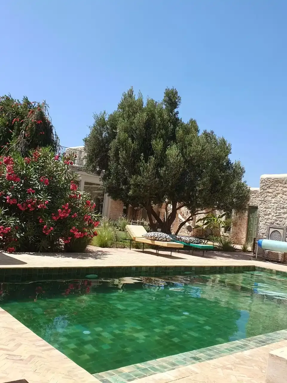 9×4 m heated swimming pool with sun loungers