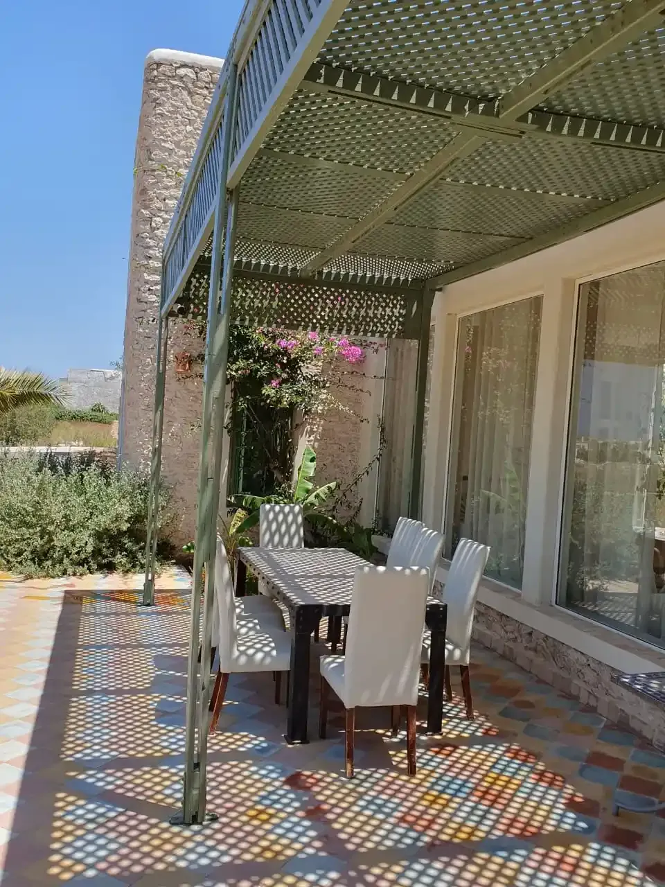 Built-in barbecue and outdoor dining area