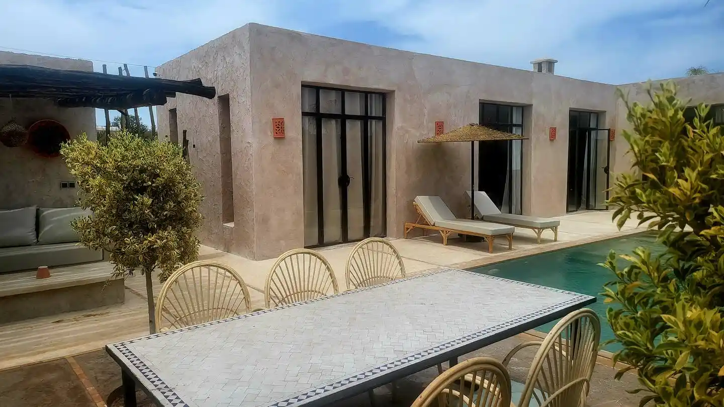 Front view of villa with garden and parking space