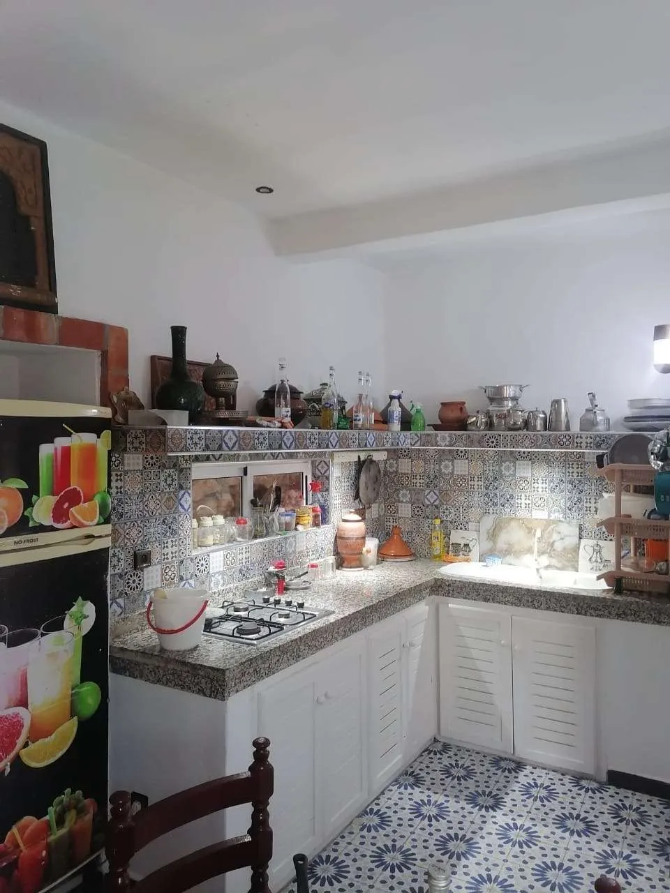 Fully equipped kitchen with dining space