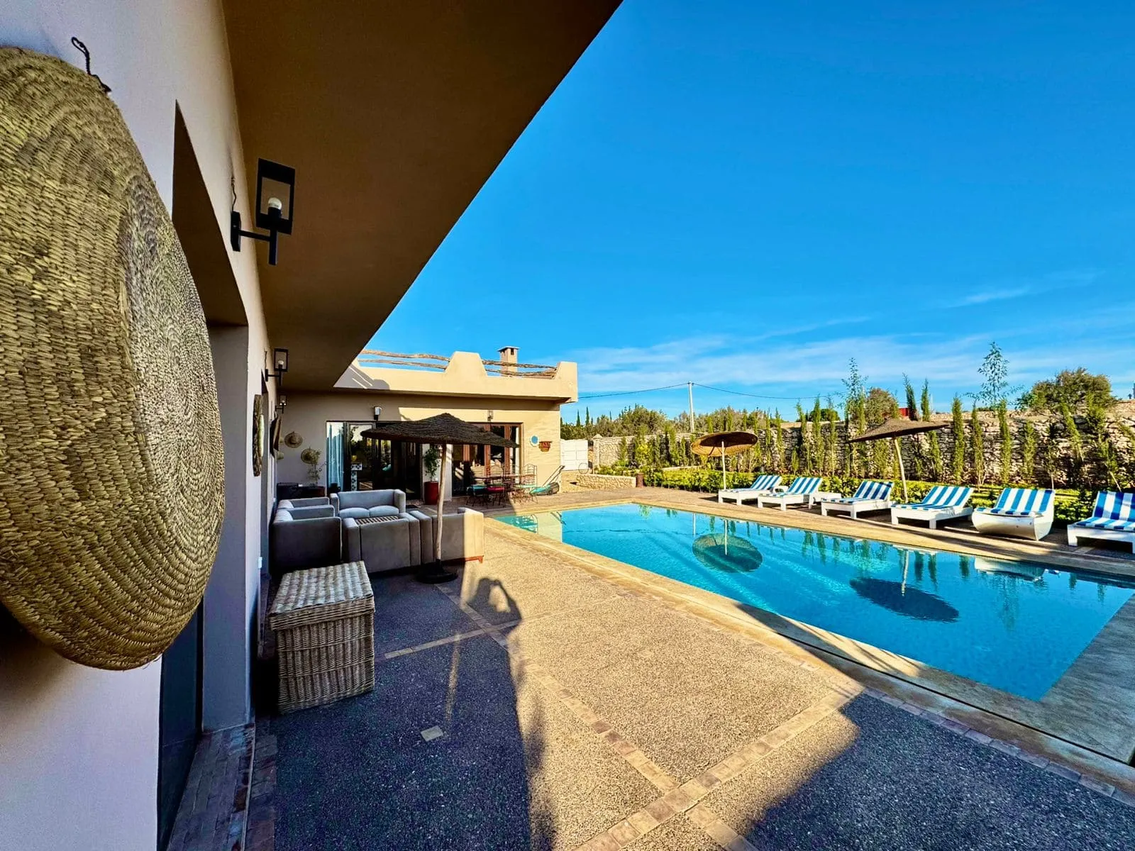 Espace extérieur calme avec piscine pour location longue durée à Ida Ougard