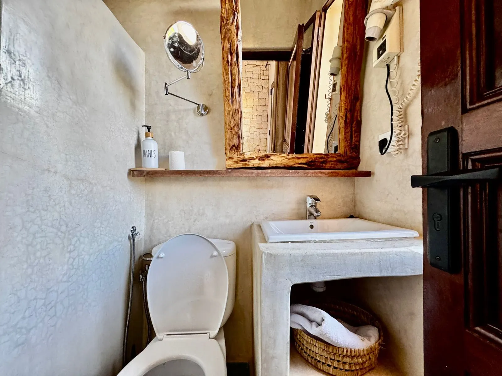 Quatrième chambre avec salle de bain privative dans une villa à louer