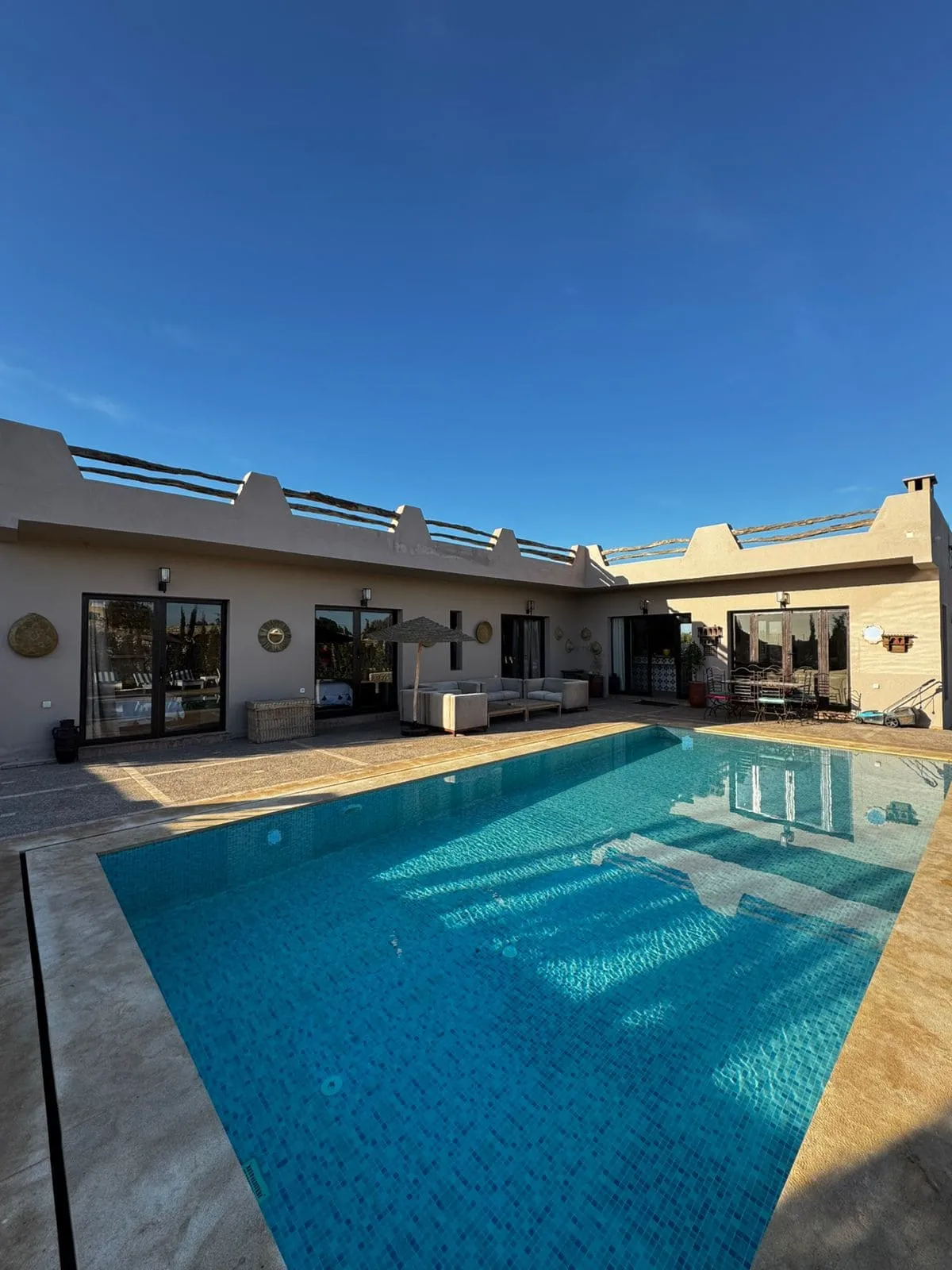 Salle de bain moderne dans une villa meublée en excellent état