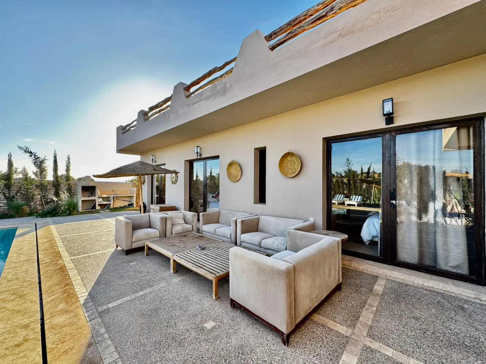 Vue sur la piscine depuis la villa meublée à louer près d’Essaouira
