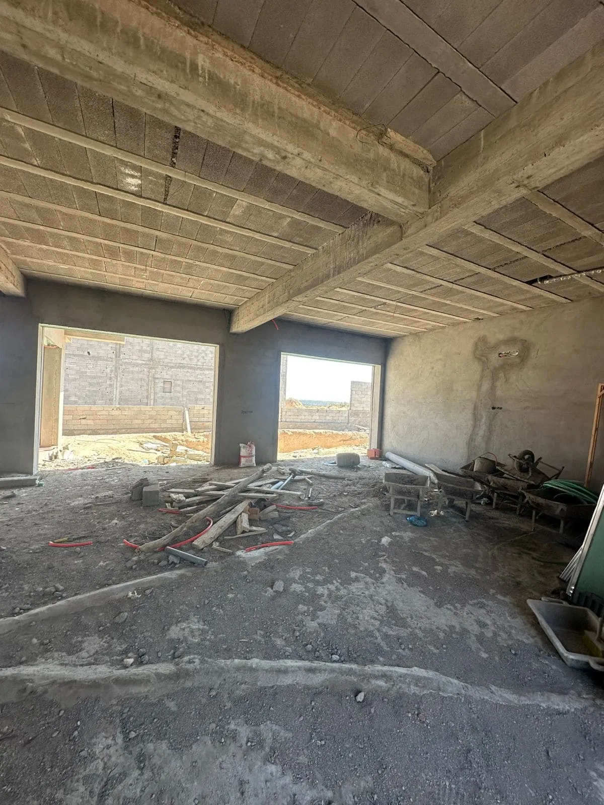 Kitchen with direct access to the swimming pool
