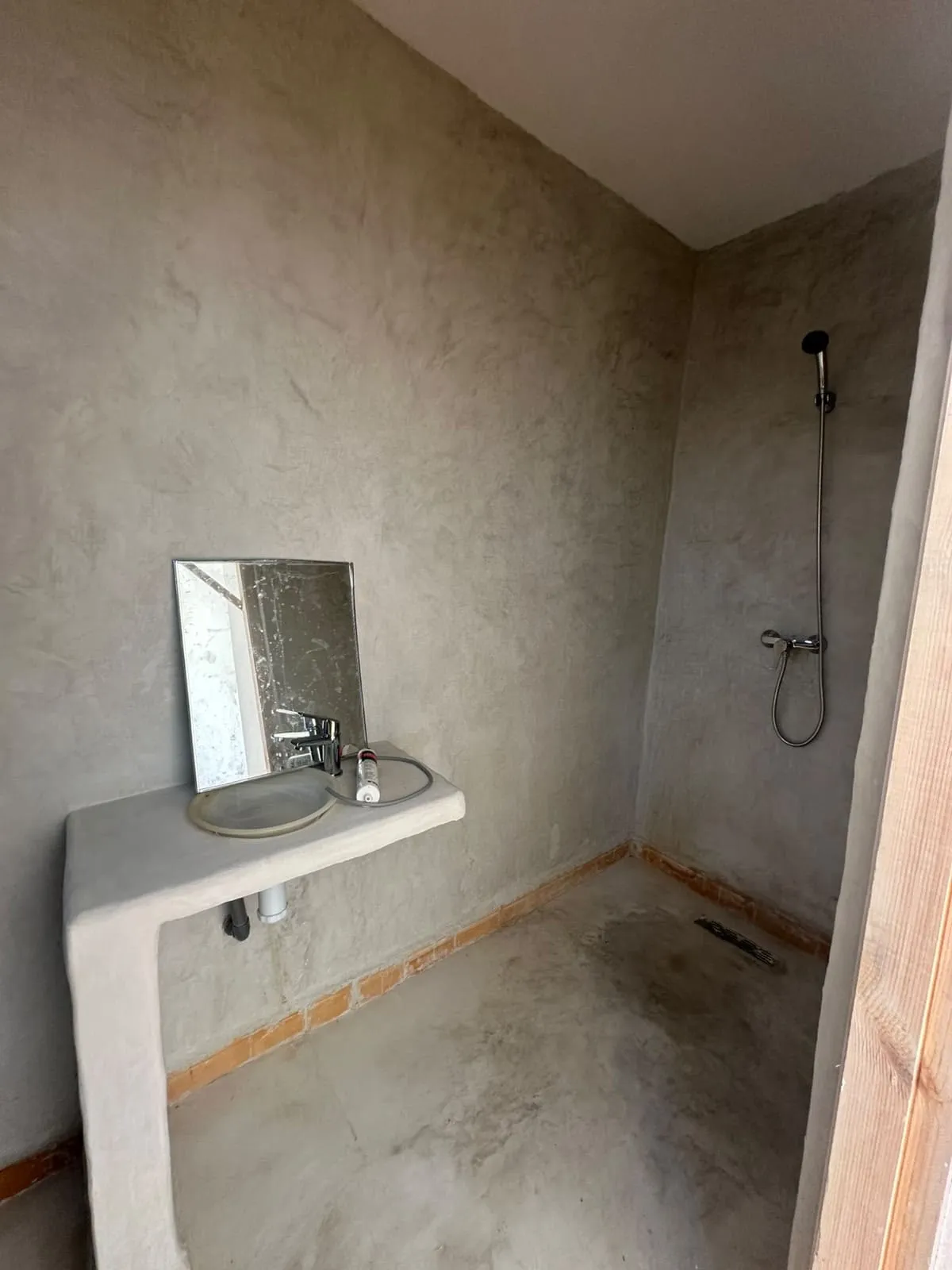En-suite bathroom with modern fittings