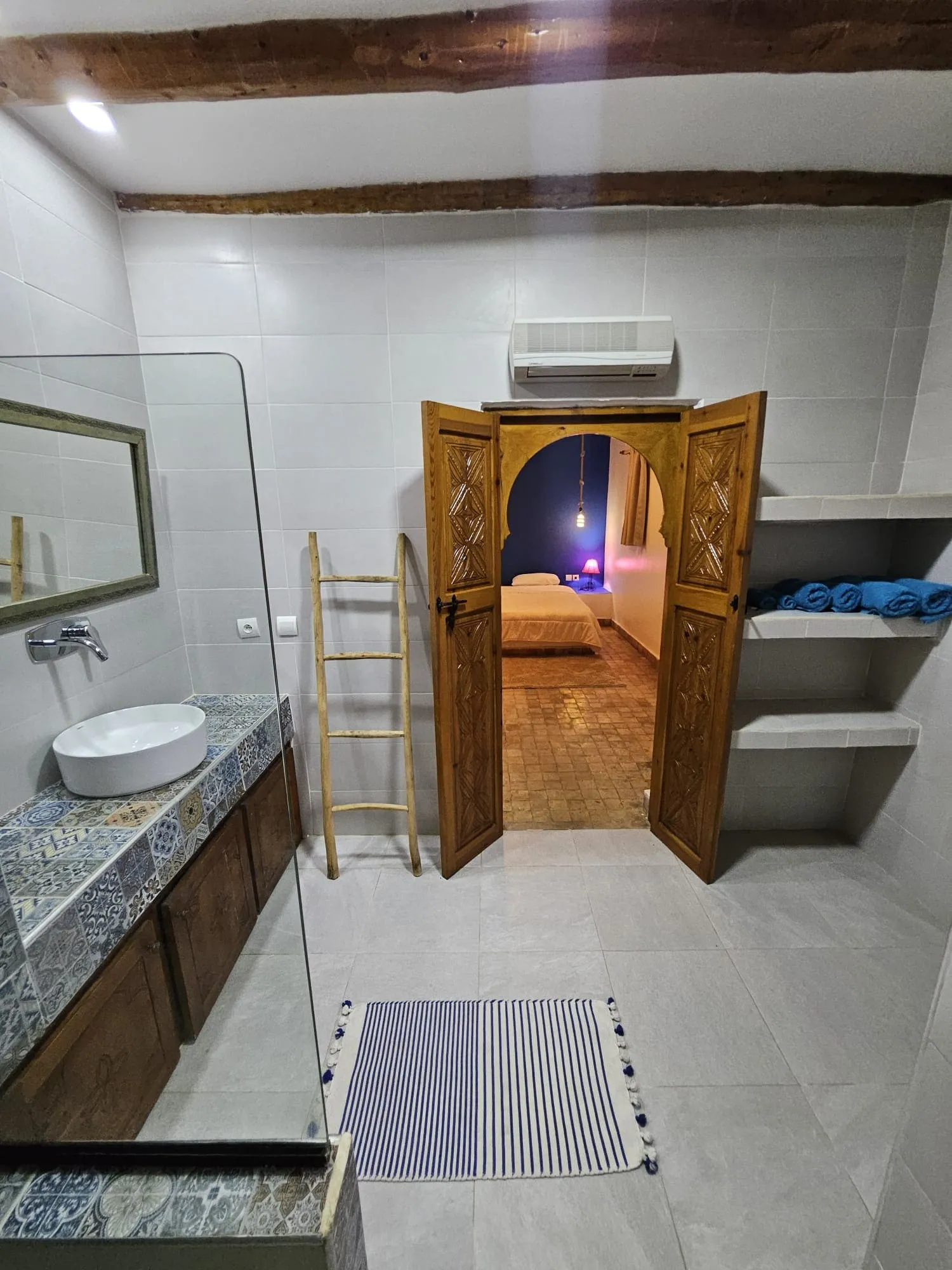 Bright bathroom with natural finishes in Sidi Kaouki villa