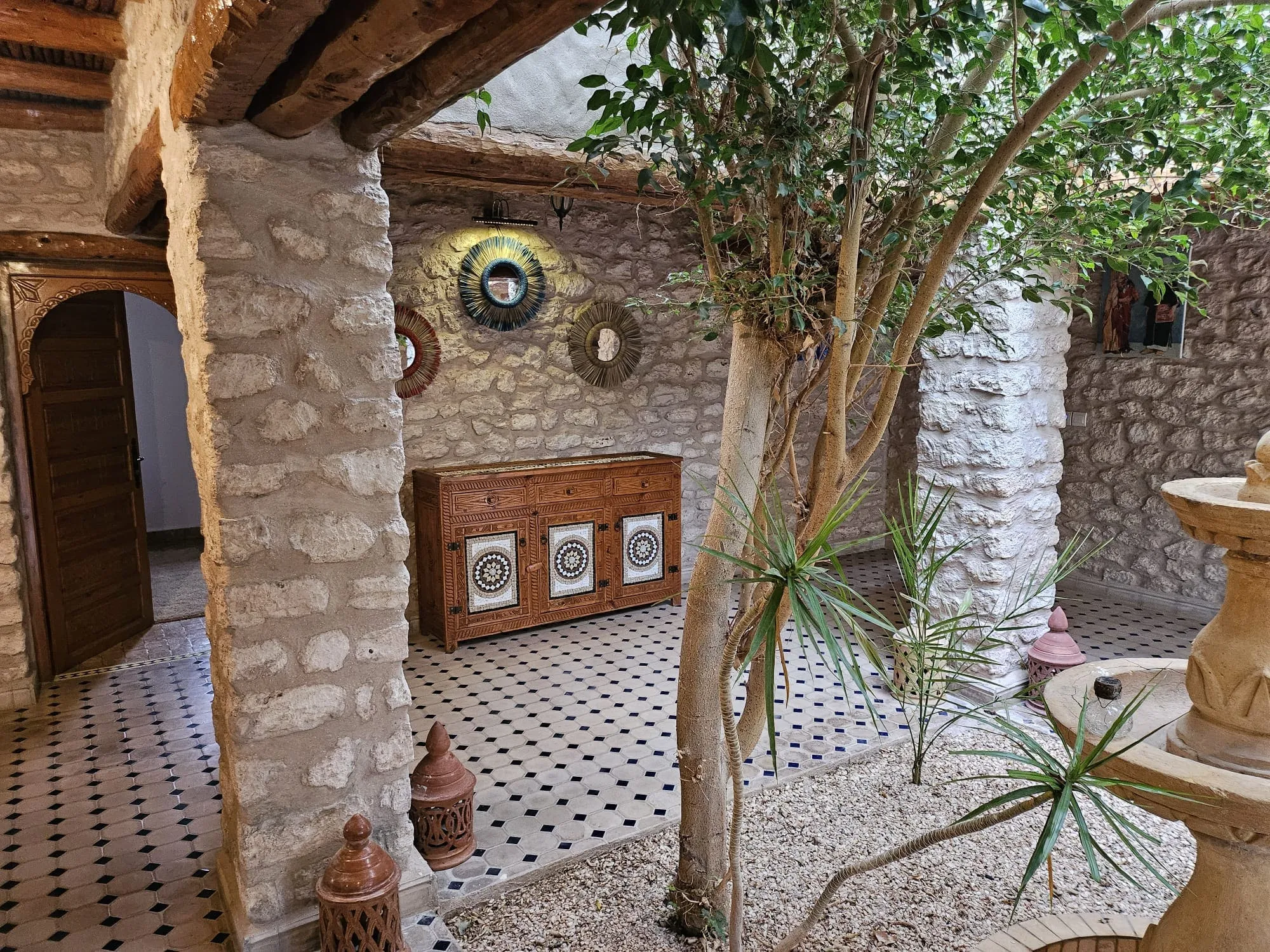 Patio fountain creating a peaceful atmosphere in Sidi Kaouki villa