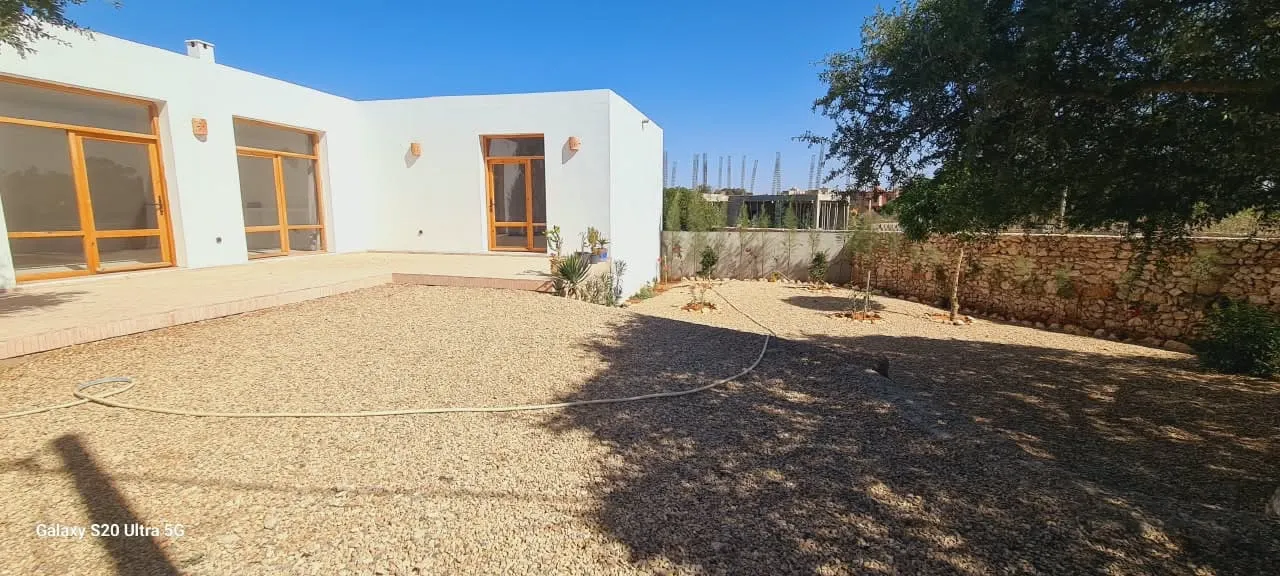 Façade extérieure de la maison avec jardin à louer à Ghazoua